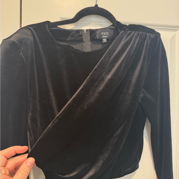 Vici Right This Way Surplice Velvet Top- BLACK size S - Picture 2 of 4
